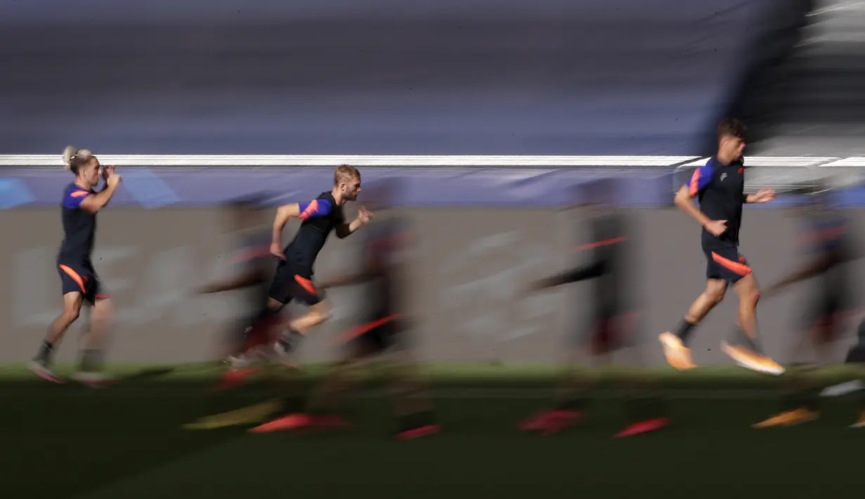 Para pemain RB Leipzig melakukan pemanasan selama sesi latihan di stadion Luz di Lisbon (17/8/2020). Leipzig akan bertanding melawan PSG pada semifinal Liga Champions. (AP Photo/Manu Fernandez, Pool)