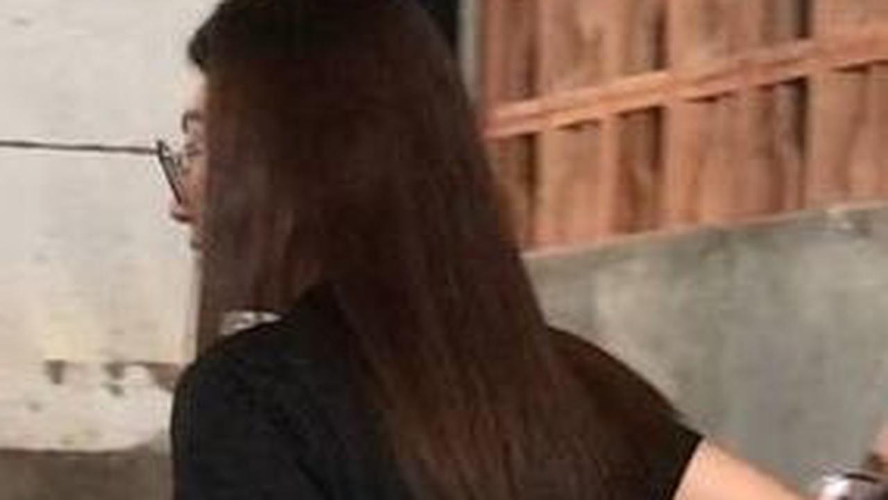 Tanpa banyak berkata, Sarwendah berdiri dan meninggalkan ruang jumpa pers, menyita perhatian awak media yang langsung memfokuskan sorotan pada dirinya.