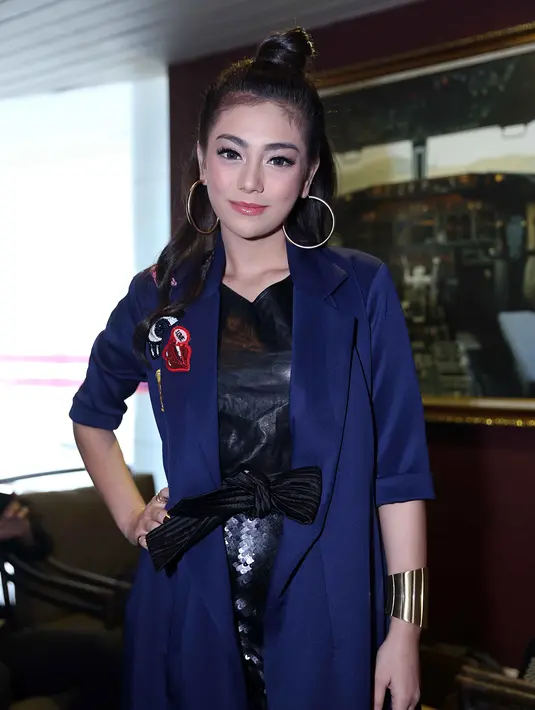 Seperti diketahui, Celine Evangelista memiliki dua orang anak. Sekitar empat bulan pacaran, Stefan William ikut membantu meringankan beban berat kekasihnya yang telah menjanda tersebut. (Nurwahyunan/Bintang.com)