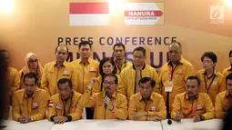 Plt Ketua Umum Partai Hanura Marsekal Madya (Purn) Daryatmo (tengah) memberi keterangan usai Munaslub Partai Hanura kubu Sarifuddin Sudding di Jakarta, Kamis (18/1). Munaslub dihadiri perwakilan dari 27 pengurus DPD se Indonesia (Liputan6.com/Johan Tallo)