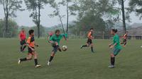 Aksi Timnas Wanita Indonesia melewati adangan pemain Villa 2000 pada laga uji coba di Lapangan Sawangan, Depok, Kamis (19/4/2018). Timnas Wanita Indonesia kalah 1-2. (Bola.com/Nick Hanoatubun)