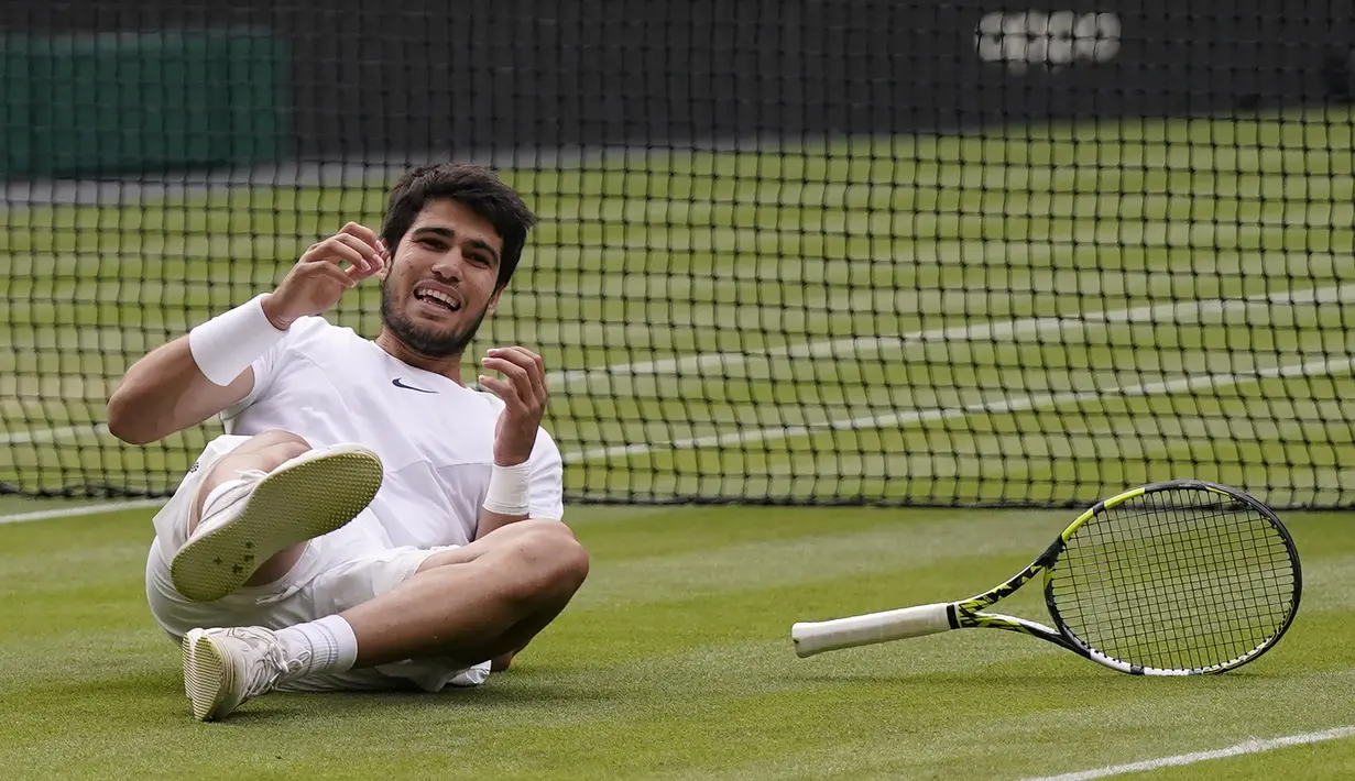 Selebrasi petenis Spanyol, Carlos Alcaraz setelah memastikan kemenagan atas petenis Serbia, Novak Djokovic pada laga final tunggal putra turnamen tenis Grand Slam Wimbledon 2023 di All England Lawn and Tennis Club, London, Minggu (16/7/2023) malam WIB. Carlos Alcaraz menang 3-2 (1-6, 7-6 (6), 6-1, 3-6 dan 6-4). (AP Photo/Alberto Pezzali)