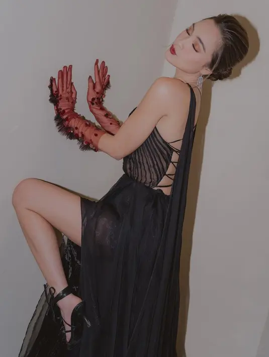 <p>Caitlin Halderman tampil memukau saat menghadiri gala premiere Ivanna. Halter top dress dipadukan dengan sarung tangan merah semakin membuat artis berusia 22 tahun itu terlihat berkelas. (Instagram/caitlin halderman)</p>