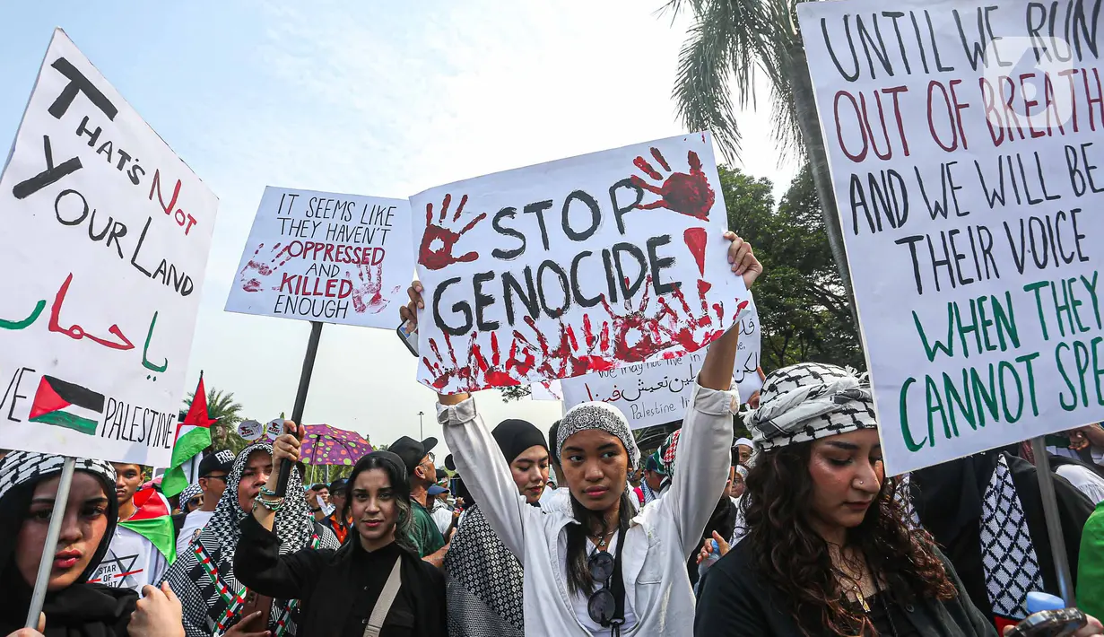Terlihat massa aksi mengenakan pakaian serba putih dan hitam, dilengkapi berbagai atribut dengan warna selaras bendera Palestina. (Liputan6.com/Faizal Fanani)