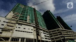 Progres proyek pembangunan apartemen di Stasiun Tanjung Barat, Jakarta, Sabtu (22/2/2020). Apartemen alisan hunian vertical yang terintegrasi dengan pusat perbelanjaan serta perkantoran menjadi pilihan kaum urban dari kalangan profesional muda. (merdeka.com/Imam Buhori)