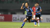 Pemain Madura United, Peter Ozase Odemwingie saat merayakan gol ke gawang Persija Jakarta pada lanjutan Liga 1 2017 di Stadion Patriot, Bekasi, Kamis (4/5/2017). Persija kalah 0-1. (Bola.com/Nicklas Hanoatubun)