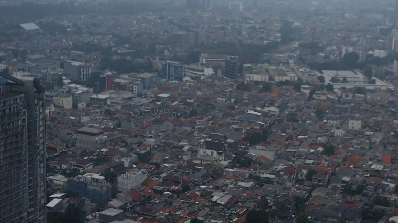 Selain itu, menyalakan penyaring udara dan menutup jendela juga bisa menjadi langkah efektif untuk meminimalisit paparan udara kotor di dalam rumah.