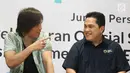 Penyanyi Once Mekel (kiri) berbincang dengan  Ketua Umum Inasgoc Erick Thohir (kanan) saat peluncuran album Asian Games 2018 di Jakarta, Jumat (13/7). Inasgoc meluncurkan album Asian Games 2018 berjudul Bright As The Sun. (Liputan6.com/Herman Zakharia)