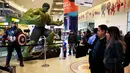 Penggemar melihat patung Hulk dan Captain America saat mengantre untuk menyaksikan pemutaran perdana film The Avengers: Endgame di La Paz, Bolivia (24/4). Film Avengers Endgame melanjutkan Avengers Infinity War. (Reuters/David Mercado)