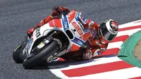Pebalap Ducati, Jorge Lorenzo, mengaku tak bisa maksimal pada sesi latihan bebas kedua (FP2) karena terkendala masalah pengereman. (EPA/Alejandro Garcia)