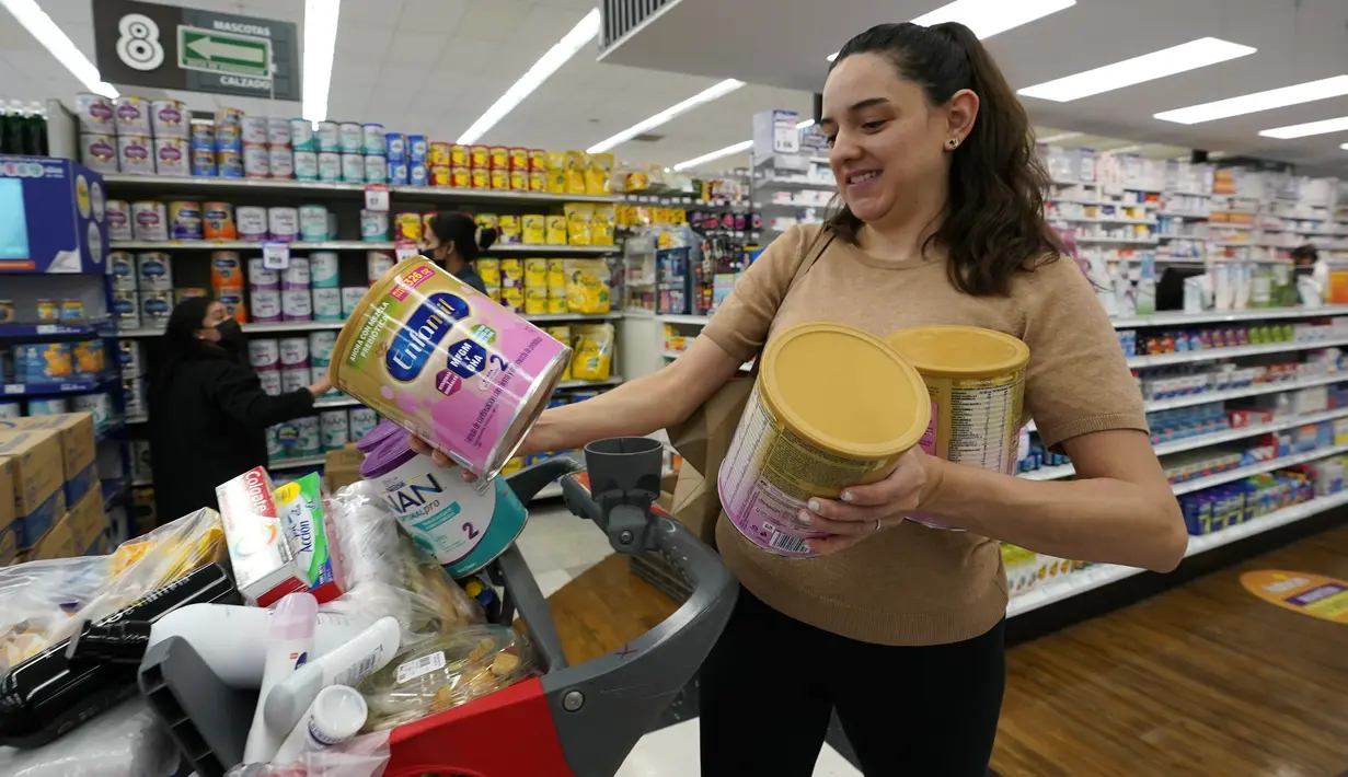 Michelle Saenz dari Santee, California membeli susu formula di toko kelontong di seberang perbatasan di Tijuana, Meksiko, Selasa (24/5/2022). Ketika kekurangan susu formula bayi berlanjut di Amerika Serikat, beberapa orang tua memilih untuk menyeberangi perbatasan ke Meksiko, di mana rak-raknya masih dipenuhi dengan pilihan untuk memberi makan bayi mereka. (AP Photo/Gregory Bull)