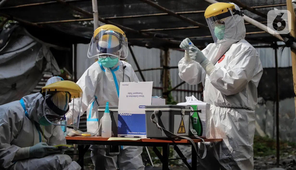 Petugas medis memeriksa sampel saat menggelar swab test COVID-19 di Pasar Tasik, Jakarta, Kamis (2/7/2020). Tes yang dilakukan secara acak bagi pedagang itu bertujuan untuk mendeteksi serta mencegah penyebaran COVID-19 di kawasan Pasar Tasik. (Liputan6.com/Faizal Fanani)