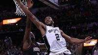 Pemain San Antonio Spurs, Kawhi Leonard, saat pertandingan melawan  Houston Rockets pada gim kedua semifinal wilayah barat di AT&T Center, San Antonio, Rabu (3/5/2017) waktu setempat. (AFP/Ronald Martinez).