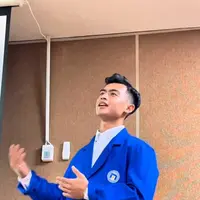 5 Potret Arhan Pratama Jalani Sidang Proposal Skripsi