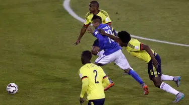 Duel panas terjadi antara Brasil melawan Kolombia pada laga lanjutan Grup C Copa Amerika 2015 di Estadio Monumental, Santiago, Chile, Kamis (18/6/2015). Kolombia menang 1-0 atas Brasil. (REUTERS/Ueslei Marcelino)