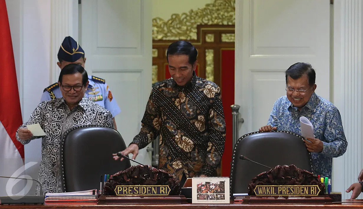 Presiden Jokowi dan Wapres Jusuf Kalla jelang memimpin rapat terbatas di Istana Kepresidenan, Jakarta, Selasa (18/4). Saat ini, pemerintah terus melakukan persiapan untuk menyambut perhelatan olahraga terbesar di Asia ini. (Liputan6.com/Angga Yuniar)