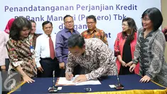 Dirut Palapa Ring Barat Syarif Lumintardjo saat melakukan penandatanganan MoU kredit investasi di Jakarta, (25/7). Bank Mandiri menyalurkan kredit senilai Rp875 miliar kepada PT Palapa Ring Barat. (Liputan6.com/Angga Yuniar)