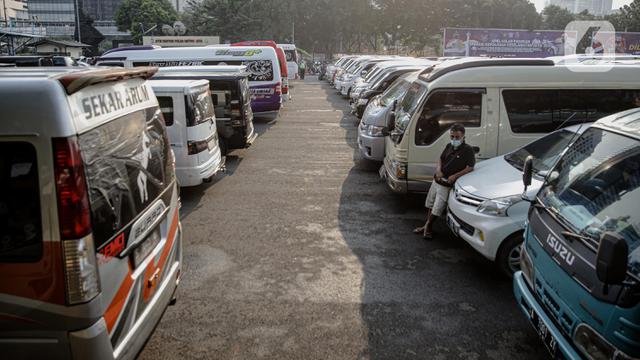 FOTO: Nekat Angkut Pemudik, 115 Kendaraan Travel Gelap Diamankan Polda Metro Jaya