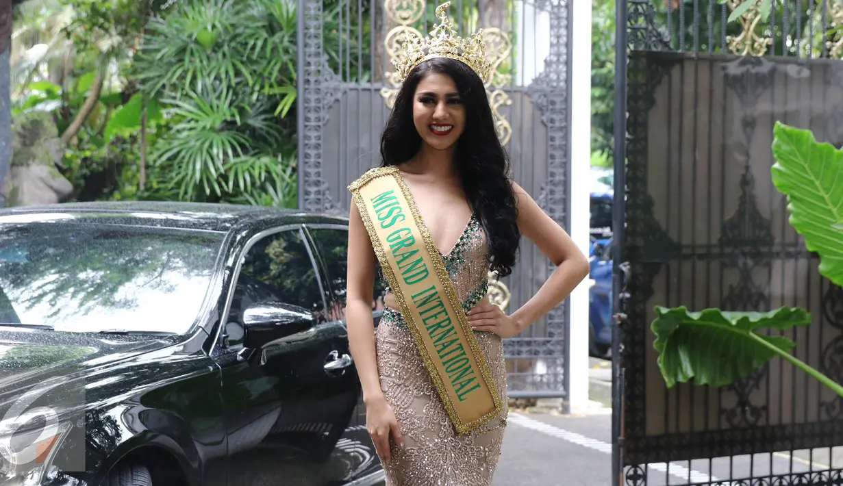 Miss Grand International 2016, Ariska Putri Pertiwi tiba di kawasan Menteng, Jakarta, Senin (21/11). Ariska sukses memenangkan dua penghargaan sekaligus di ajang Miss Grand International 2016 di Las Vegas. (Liputan6.com/Herman Zakharia)