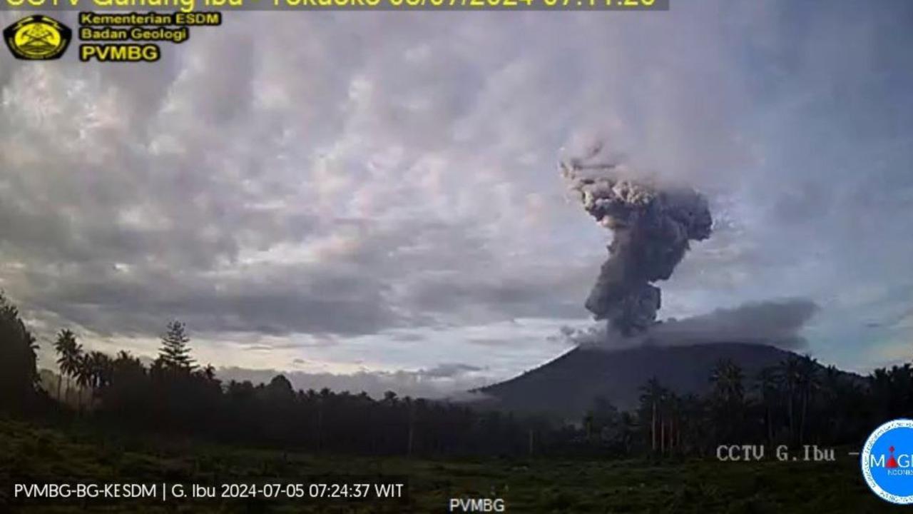 Sementara, Pusat Vulkanologi dan Mitigasi Bencana Geologi melaporkan Gunung Ibu kembali mengalami erupsi, pada Jumat (5/7) pikul 07:09 WIT, dengan tinggi kolom abu teramati ±3.000 m di atas puncak.