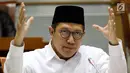 Menag Lukman Hakim Saifuddin saat mengikuti raker dengan Komisi VIII DPR di Senayan, Jakarta (24/5). Dalam rapat ini, Menag mengklarifikasi terkait daftar 200 mubaligh yang dikeluarkan dalam rilis Kemenag beberapa waktu lalu. (Liputan6.com/JohanTallo)