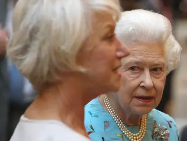 Ratu Inggris Elizabeth II (kanan) memandangi Dame Helen Mirren (kiri) selama resepsi seni pertunjukan untuk merayakan kaum muda, di Istana Buckingham, di pusat kota London pada 9 Mei 2011. Dalam The Queen, Helen Mirren memerankan Ratu Elizabeth II.  (AFP/Dominic Lipinski)