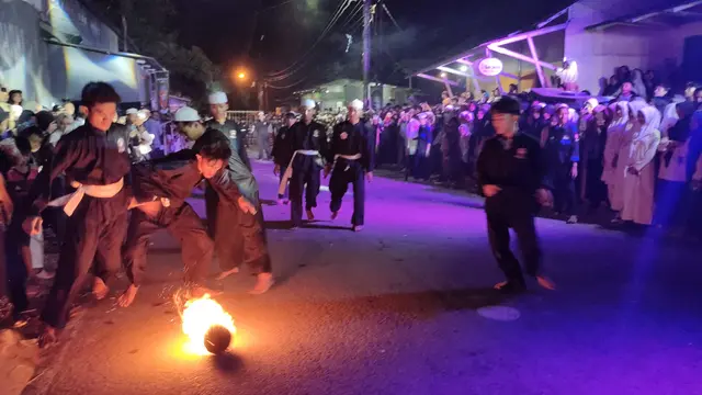 Pesan 1 Muharram 2023 Hingga Makna Filosofi Atraksi Bola Api di Ponpes Jagasatru Cirebon