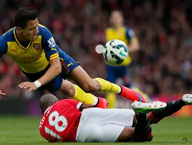Duel panas terjadi di laga Liga Premier Inggris antara Manchester United dengan Arsenal di Stadion Old Trafford, Minggu (17/5/2015). Manchester United bermain imbang 1-1 atas Arsenal. (Reuters/Phil Noble)