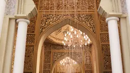 Pengunjung melihat-lihat instalasi Istana Alhambra di Mal Senayan City, Jakarta Pusat, Kamis (15/4/2022). Instalasi megah setinggi 14 meter itu merupakan perwujudan dari tema The Divine Ramadan yang dibuat untuk menyemarakkan bulan puasa. (Liputan6.com/Herman Zakharia)