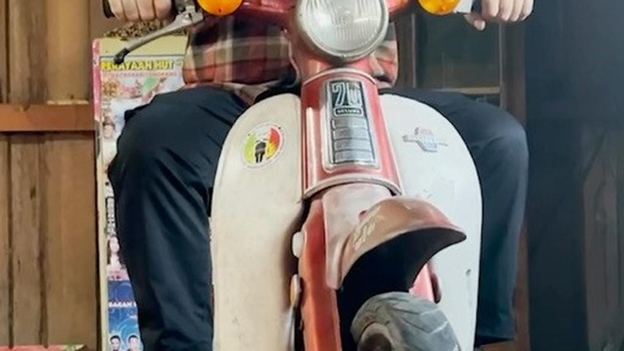 Berbeda dengan Jamal, caleg dapil Riau, Fajar Lase memilih kampanye menggunakan kendaraan antik. Ia mempromosikan namanya sambil mengendarai mobil antik VW Kombi dan mengunjungi museum kendaraan antik.
