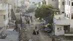 Warga Palestina berjalan di jalan yang rusak di kamp pengungsi Jenin di Tepi Barat, Rabu, 5 Juli 2023, setelah tentara Israel menarik pasukannya dari kubu militan. (AP Photo/Majdi Mohammed)