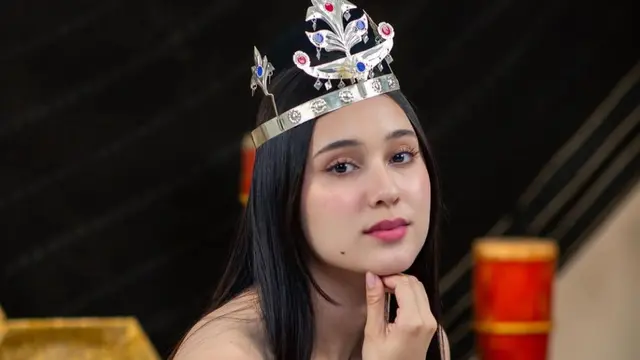 Kecantikan Yasmin Napper dengan tais timor. (credit: instagram.com/yasminnapper)