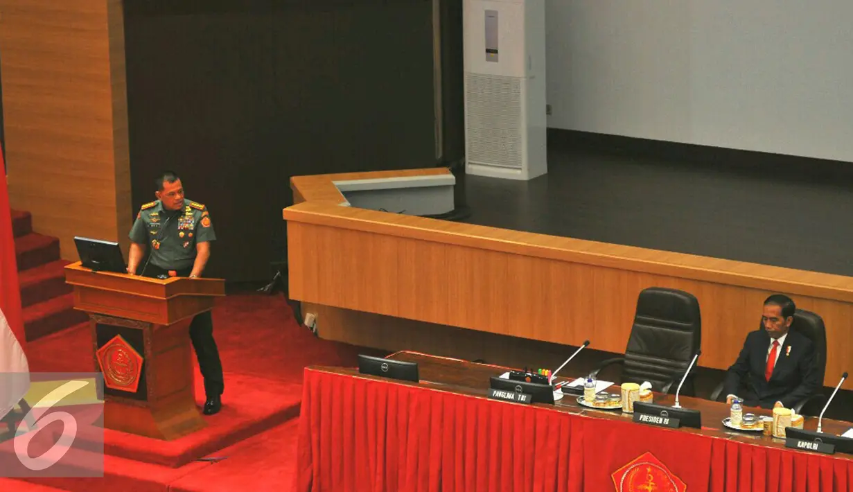 Panglima TNI, Gatot Nurmantyo memberikan arahan kepada peserta Rapim TNI 2017 di Mabes TNI Cilangkap, Jakarta, Senin (16/1). (Liputan6.com/Angga Yuniar)