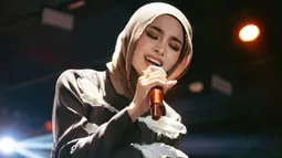 Bikin Pangling, Mahalini Tampil Berhijab saat Konser di Aceh