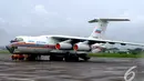 Pesawat militer Rusia telah tiba di Lanud Halim Perdanakusuma, Jakarta dan siap membantu tim SAR  mencari AirAsia QZ8501, Minggu (4/1/2015). (Liputan6.com/Andrian M Tunay)