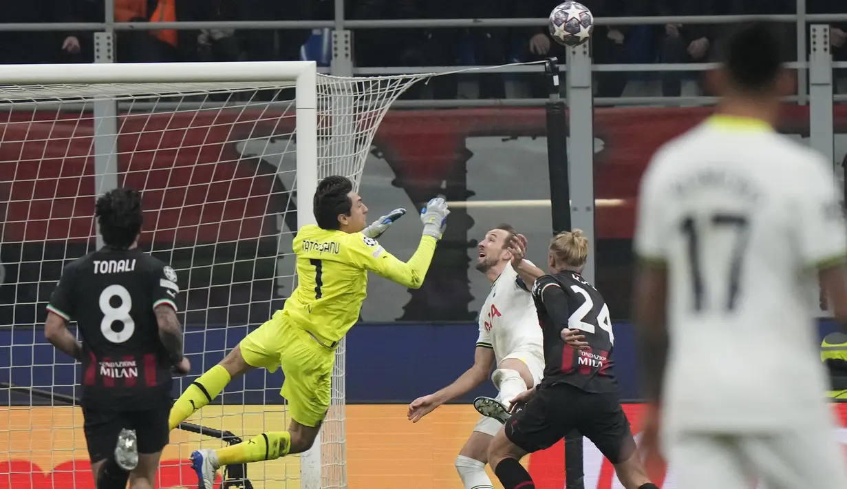 <p>Kiper AC Milan Ciprian Tatarusanu melakukan penyelamatan di depan pemain Tottenham Harry Kane selama pertandingan leg pertama babak 16 besar Liga Champions di stadion San Siro di Milan, Italia, Rabu (15/2/2023). AC Milan menang tipis atas Tottenham dengan skor 1-0. (AP Photo/Luca Bruno)</p>