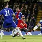 Gelandang muda MU, Jesse Lingard berbalik badan untuk melesakkan tendangan keras yang berbuah gol ke gawang Chelsea di pertandingan, Minggu (7/2/2016) malam WIB.