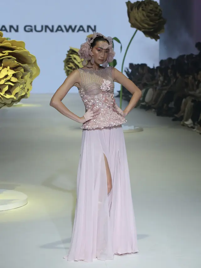 JFW 2024 Ditutup dengan Koleksi Busana Anggun dalam Dua Nuansa Berbeda oleh Ivan Gunawan dan Ernesto Abram