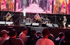 Iwan Fals bersama band saat tampil di panggung Infinitive Show dan Infinitive Live IIMS 2026, di JIExpo Kemayoran, Jakarta, Jumat (6/2).(Liputan6.com/Edu Krisnadefa)