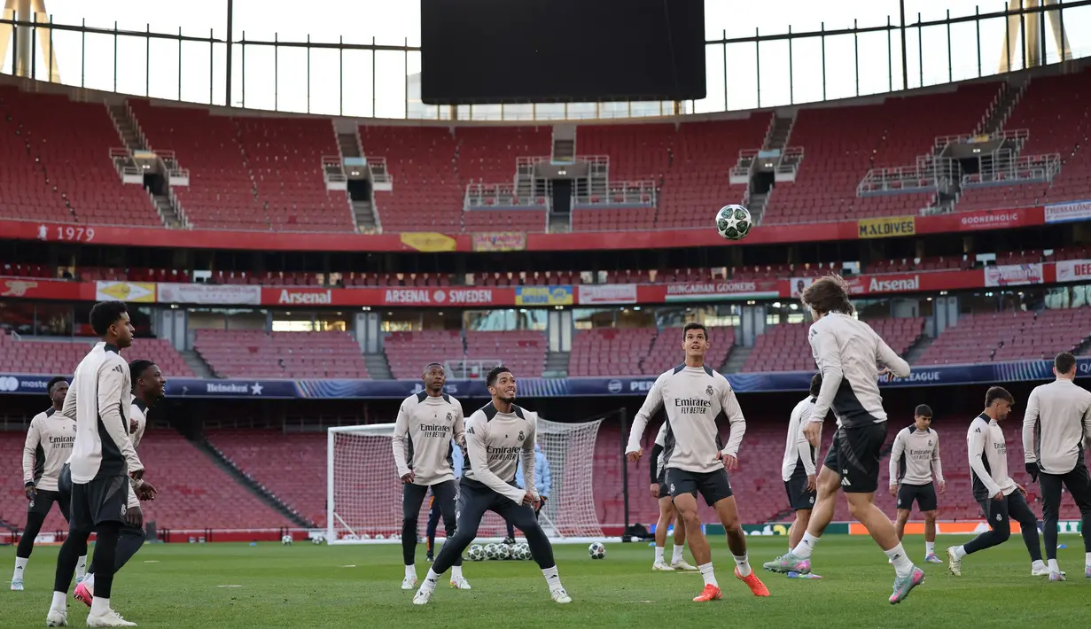 Latihan ini persiapan jelang laga leg pertama babak perempat final Liga Champions 2024/2025 melawan Arsenal. (Adrian DENNIS/AFP)