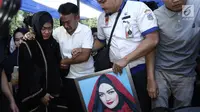 Ibunda Julia Perez, Sri Wulansih dan Ruben Onsu menangis saat mengantar jenazah Julia Perez untuk dimakamkan di TPU Pondok Ranggon, Jakarta Timur, Sabtu (10/6). Jupe diketahui mengidap sakit kanker serviks sejak 2014 silam. (Liputan6.com/Herman Zakharia)