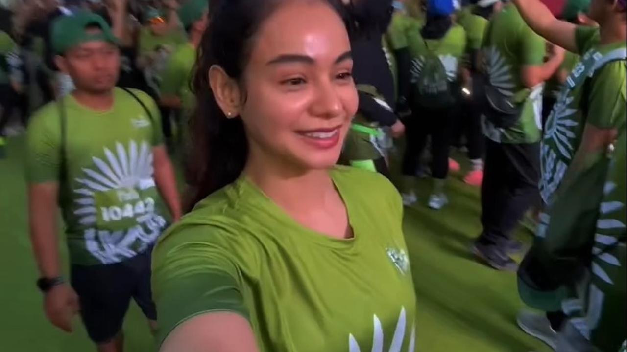 Sahila Hisyam mengikuti event running sejak pagi dan membagikan momen aktivitasnya yang menyenangkan di hari Minggu.<br>