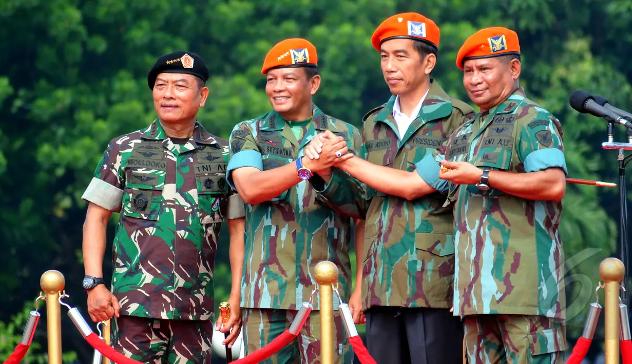 Presiden Joko Widodo menerima penyematan baret dan brevet Tentara Nasional Indonesia (TNI), Jakarta, Kamis (16/4/2015). Presiden Jokowi diangkat sebagai warga kehormatan Pasukan khusus TNI di Markas Besar TNI Cilangkap (Liputan6.com/Yoppy Renato)