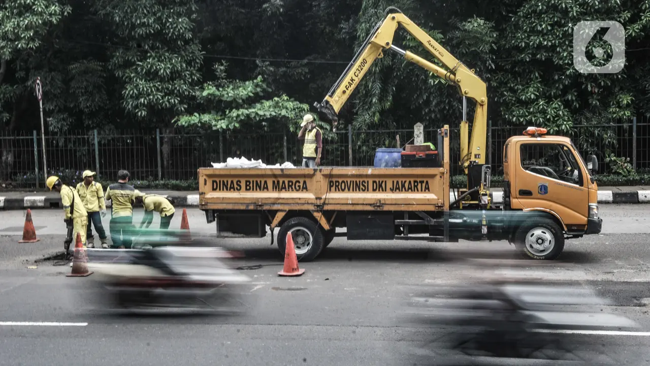 Perbaikan Jalan Berlubang di Cawang
