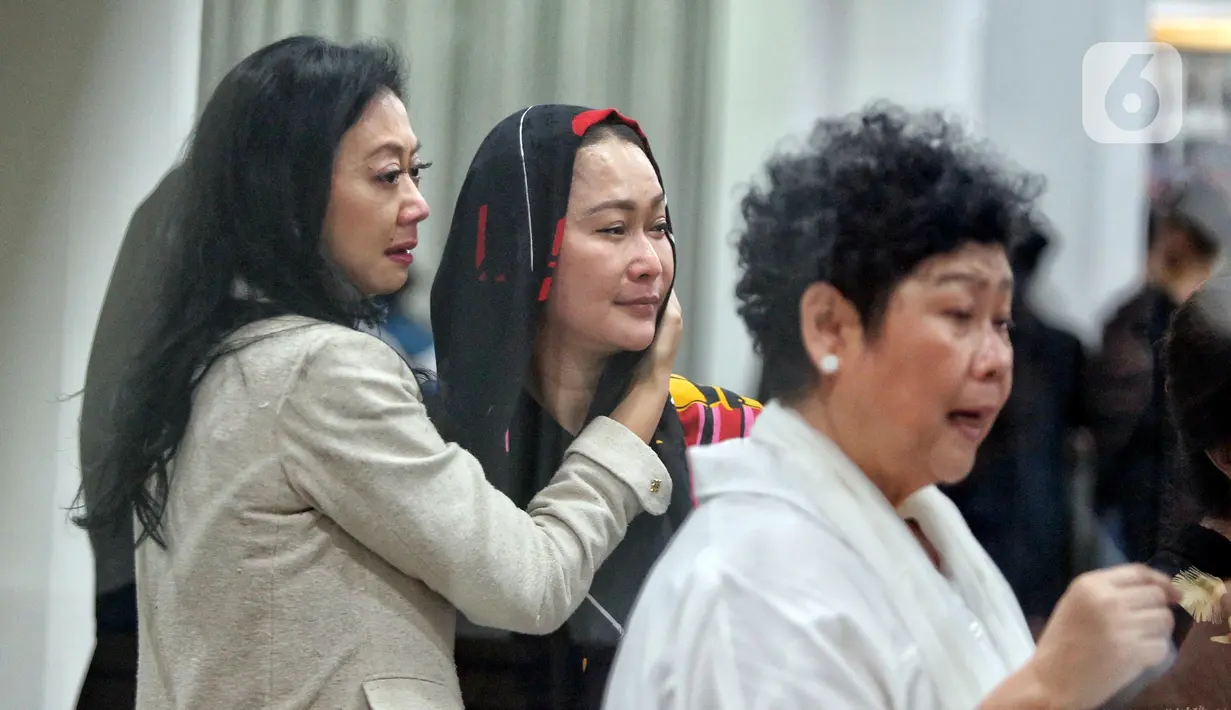 Penyanyi dangdut, Inul Daratista (tengah) dipeluk Asri Welas saat melayat di rumah duka pesohor legendaris Titiek Puspa di kawasan Pancoran, Jakarta Selatan, Kamis (10/4/2025) malam. (Liputan6.com/Angga Yuniar)