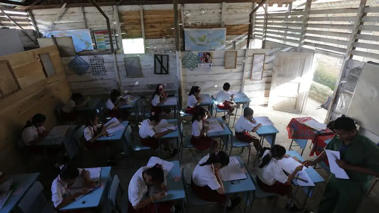 Siswa SD di Palembang ikuti UN di bangunan bekas gudang padi.