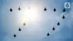 Sejumlah jet tempur membentuk formasi angka 77 sebagai tanda untuk memperingati HUT ke-77 TNI AU di Lanud Halim Perdanakusuma, Jakarta, Minggu (9/4/2023). TNI AU melakukan berbagai macam atraksi untuk memeriahkan hari jadinya yang ke-77 tahun. (Liputan6.com/Faizal Fanani)
