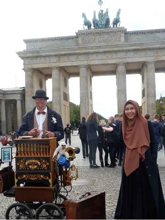 "fokus belajarnya ya.. dan jaga anak kita dalam kandunganmu.." I will, bang @oryvitrio insyaAllah.. Semoga perjalanan ini lancar, diberkahi olehNya, dan membawa segudang kebaikkan dan kebermanfaatan pada akhirnya insyaAllah"tulis bintang film Demi Cinta.