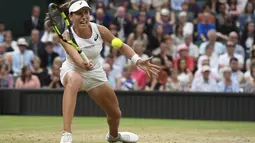 Gaya Johanna Konta mengembalikan bola ke arah Simona Halep pada perempat final tunggal putri Wimbledon 2017 di The All England Lawn Tennis Club, Wimbledon, London, (11/7/2017). (AFP/Glyn Kirk)