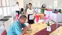 Putri Maga, siswi Kelas XII SMKN 3 Manado saat menjalani UKK untuk ujian restoran servis pada, Kamis (18/4/2024).